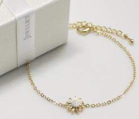 Bridesmaid gifts - Set of 5 - Daisy flower bracelet in gold